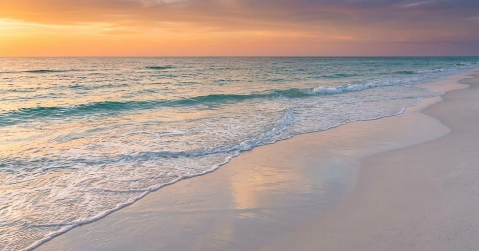 Морська терапія для відновлення спокою: лазурові хвилі на заході сонця