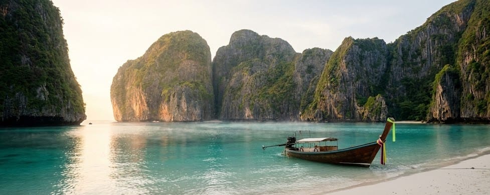 Таїланд: спокійний пляж та традиційний човен як символ внутрішньої рівноваги.