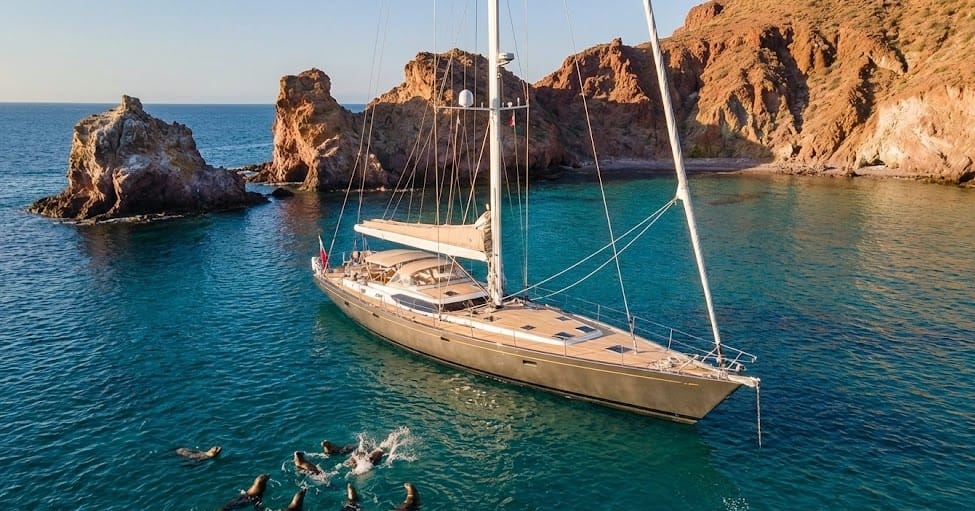 релаксація на яхті в ла-пасі — яхта в оточенні скель та бірюзової води