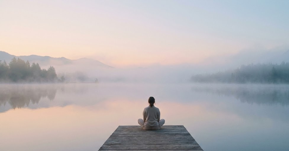 Психологія відпочинку: людина знаходить спокій біля води